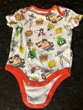 Warner Bros. Looney Tunes White & Orange Baby One-Piece Bodysuit onesie